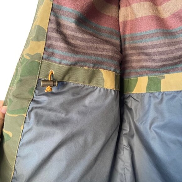 L.L.BEAN Women's Mountain Classic Water-Resistant Jacket in Camo Meddium - Picture 5 of 7